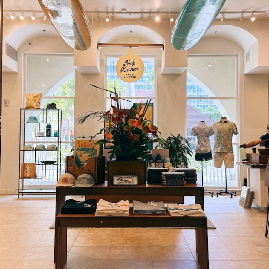 レトロなハワイアンアートで人気の「ニック・カッチャー・アート&ヴィンテージ」が モアナサーフライダーにオープン